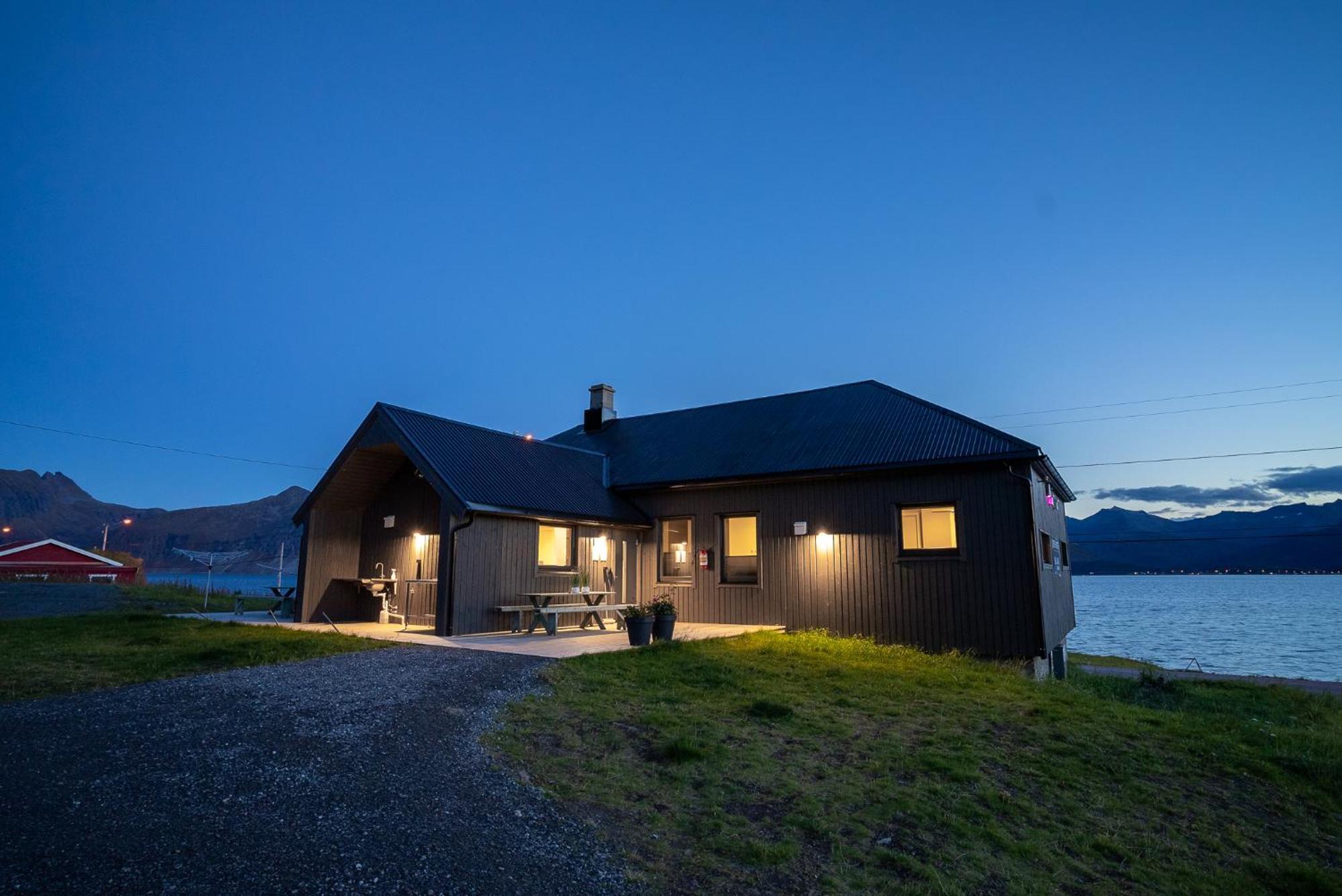 BEDEHUSET Basecamp Senja Hotel Skaland Bagian luar foto